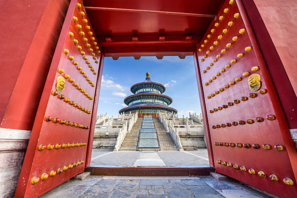 Walk though the red gate of Temple of Heaven