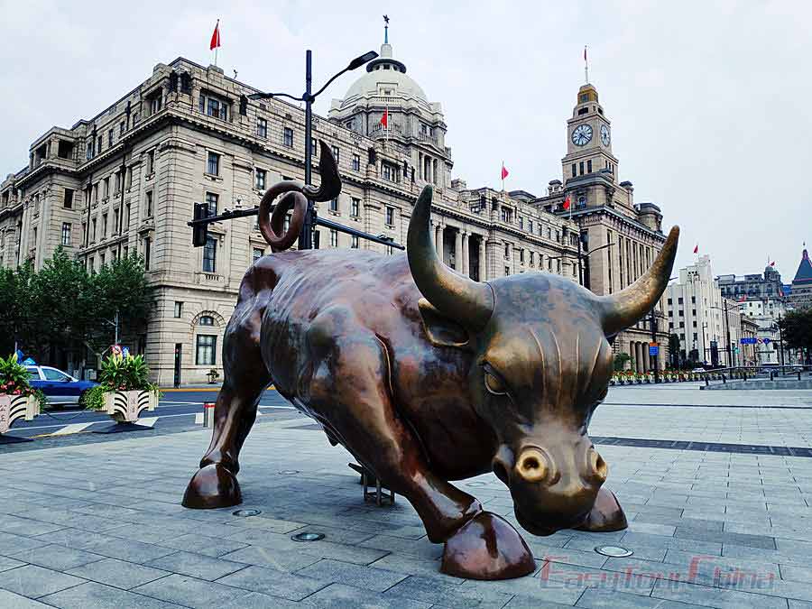 The bull sculpture in front of the Bund