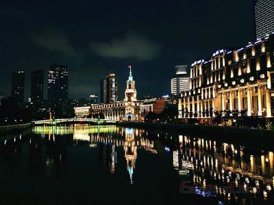 Enjoy a vacation to Shanghai and visit the Bund by night