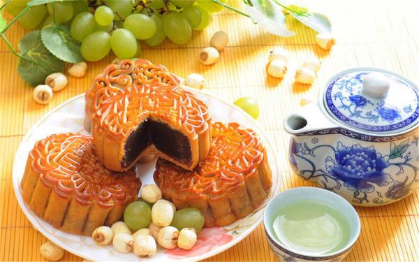 Enjoy mooncakes with tea