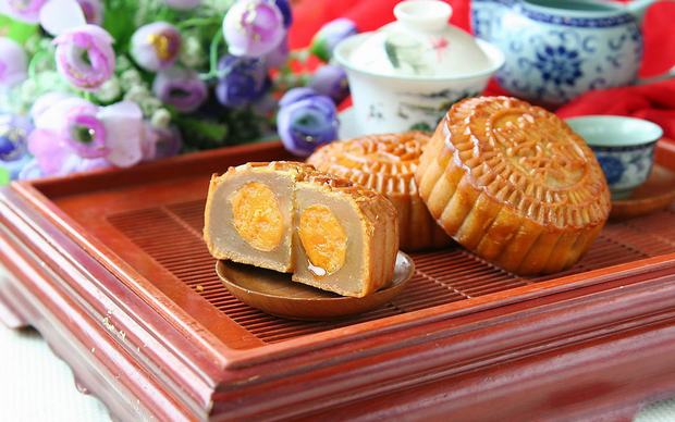 Mid-Autumn Festival Traditions: Eat Mooncakes