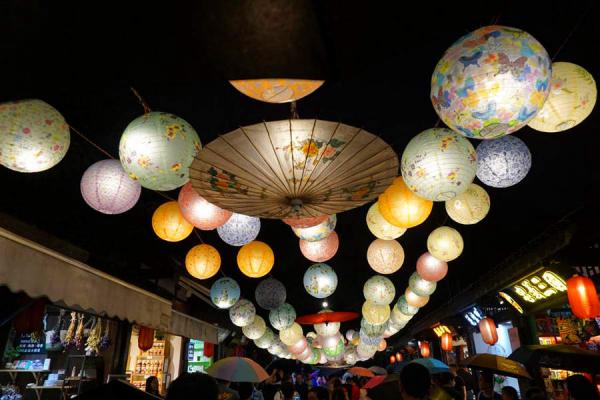 Mid-Autumn Festival Traditions: Lighting Lanterns
