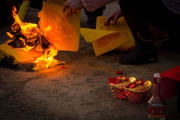burn paper money during the Tomb Sweeping Day in China