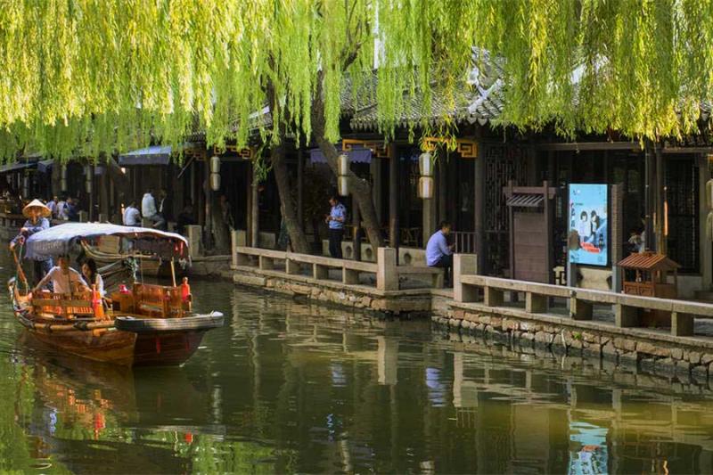 Tour Tongli Water Town on a hand-pull boat