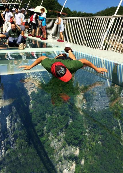 Zhangjiajie glass bridge tourists