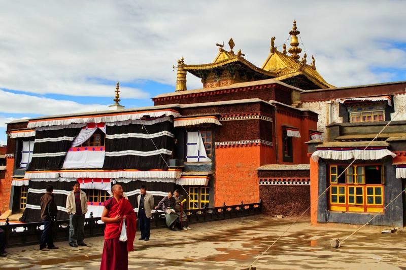 Tibet monastery tours