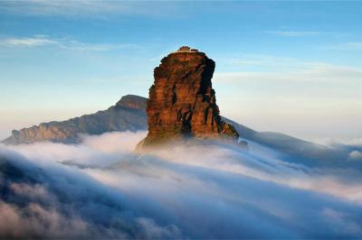 Guizhou Fanjing Mountain hidden in the mist