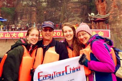 A group of USA family tavel us ETC to visit Leshen Giant Buddha
