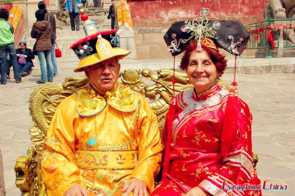 dress up as king and queen in China