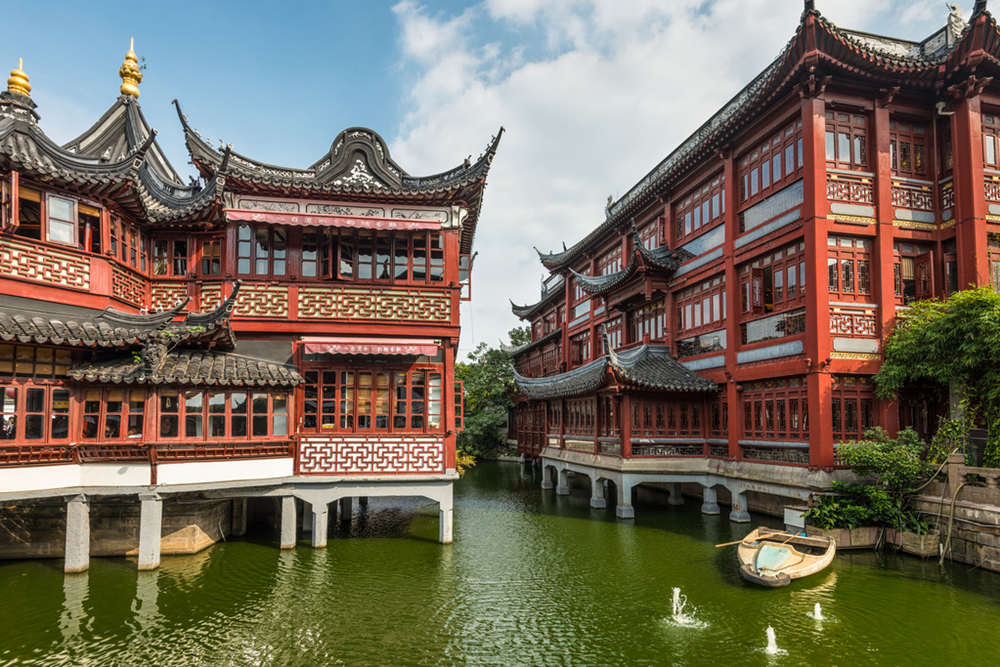 Walk around Shanghai Town God Temple and see traditional buildings