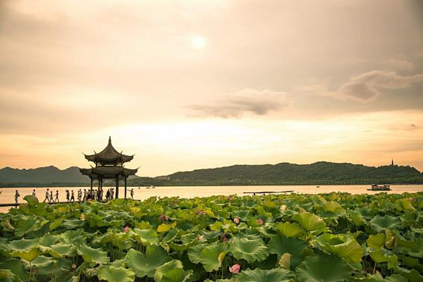 Hangzhou city walk around the West Lake