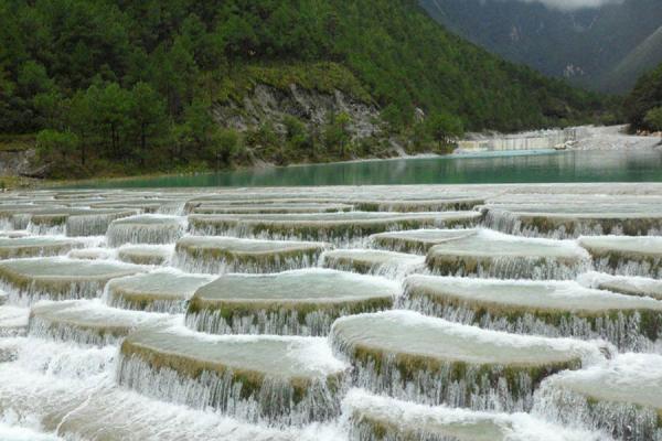 the white water terraces of white water river