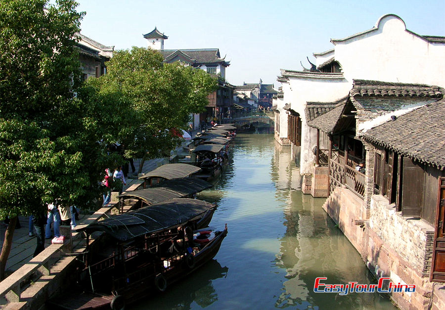 Take a hand-rowing boat to cruise Wuzhen Water Town