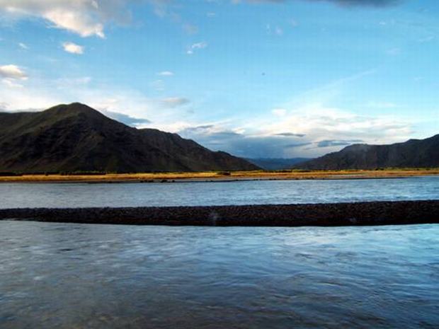 Yamdrok Lake