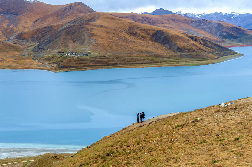 Visit Yamdrok Lake, a highlight of Tibet tour for women