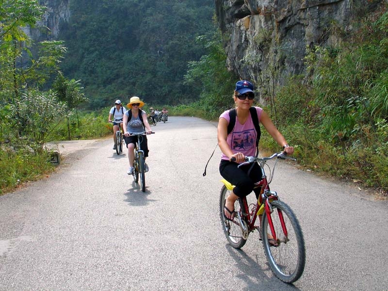 Ride a bicycle to visit the countryside of Yangshuo