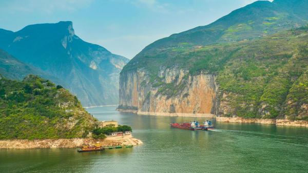Yangtze River cruise to Yichang port