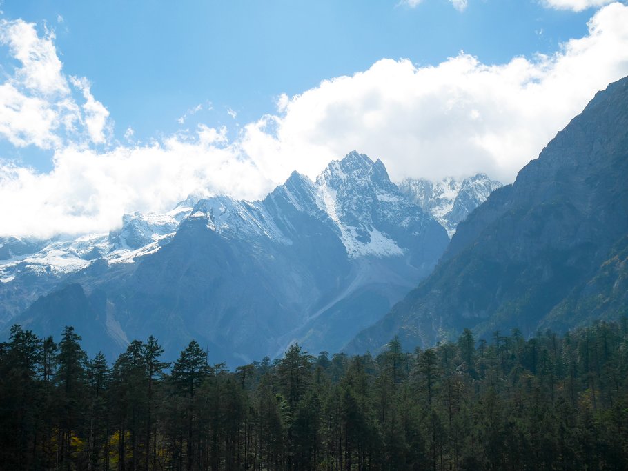 Hike Middle Tiger Leaping Gorge, Lijiang Bike Tours, China Yunnan Bike Tours.