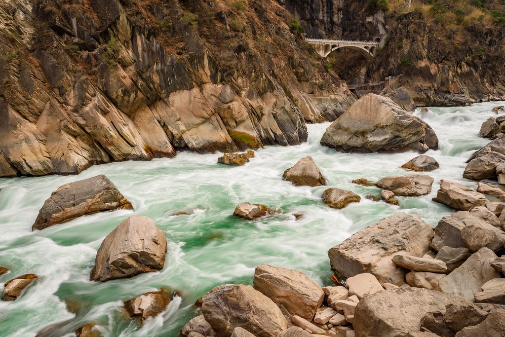 Hike Middle Tiger Leaping Gorge, Lijiang Bike Tours, China Yunnan Bike Tours.