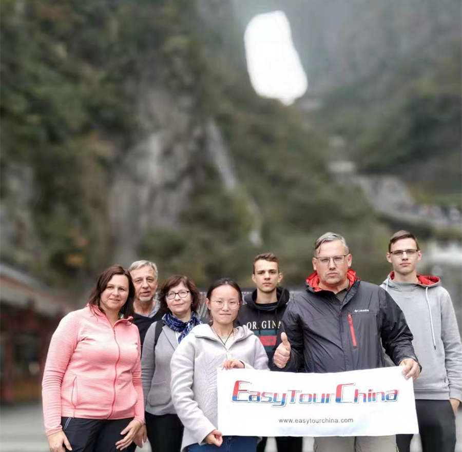 Take a group photo before Tianmen Gate